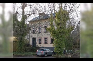 Voormalige dorpsschool, verbouwd tot gezellig huis met kleine tuin en binnenplaats, Urschmitt (4), 56825 Urschmitt, Haus