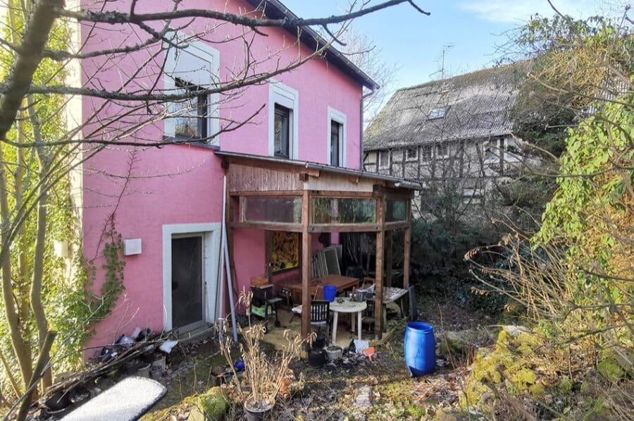 Ehemalige Dorfschule umgebaut zum gemütlichem Wohnhaus mit kleinem Garten und Hof, Urschmitt (4) - Rückansicht