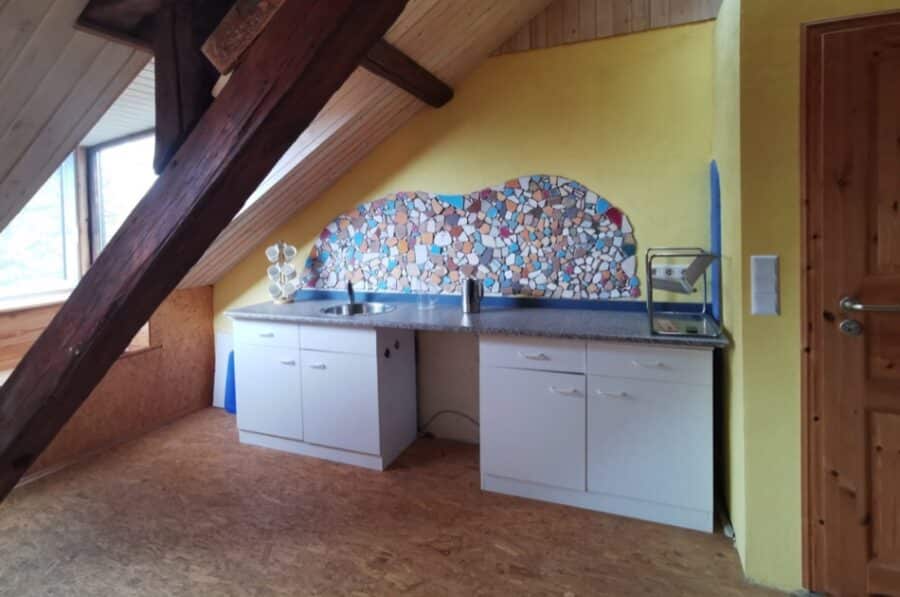 Ehemalige Dorfschule umgebaut zum gemütlichem Wohnhaus mit kleinem Garten und Hof, Urschmitt (4) - Küchenzeile DG