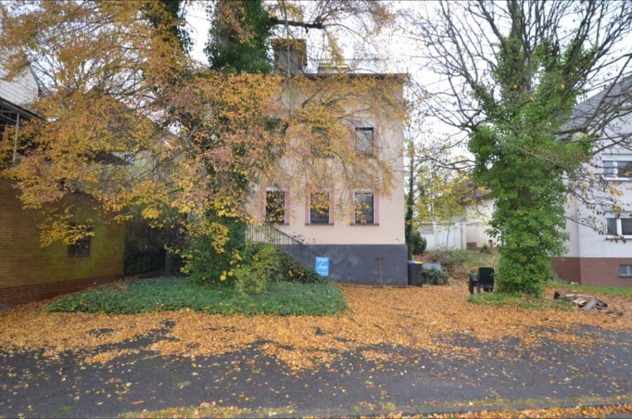 Ehemalige Dorfschule umgebaut zum gemütlichem Wohnhaus mit kleinem Garten und Hof, Urschmitt (4) - Straßenansicht