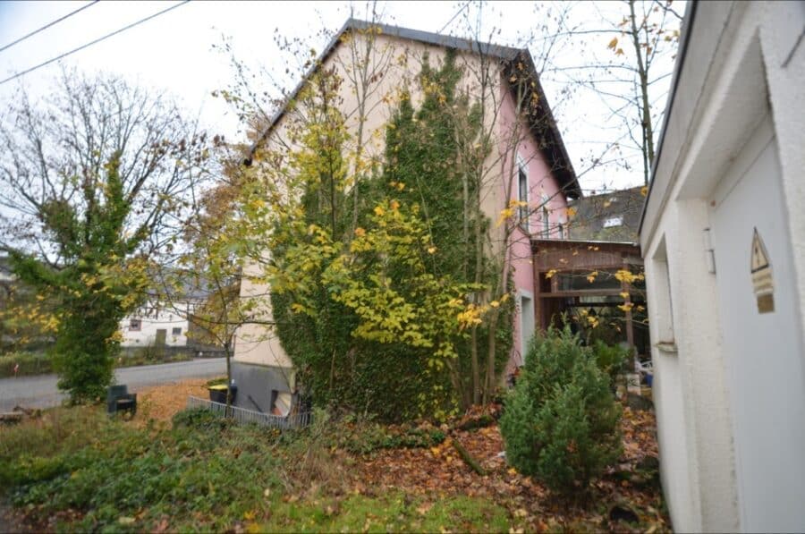 Ehemalige Dorfschule umgebaut zum gemütlichem Wohnhaus mit kleinem Garten und Hof, Urschmitt (4) - Giebelseite