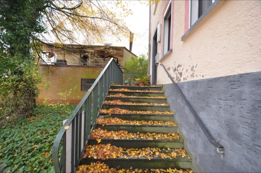 Ehemalige Dorfschule umgebaut zum gemütlichem Wohnhaus mit kleinem Garten und Hof, Urschmitt (4) - Eingang Hochparterre