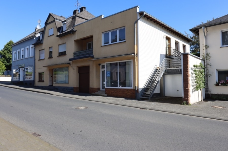 Straßenansicht - Woon- en bedrijfsgebouw met garage, te Hillesheim (38)