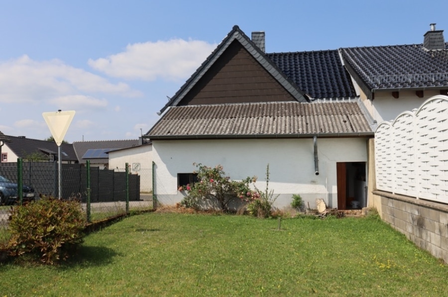 Giebelseite hinten - Gezellige, voormalige, boerderij met schuur en ruime tuin te Ripsdorf (2)