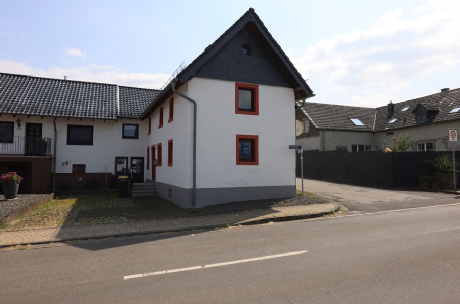 Straßenansicht - Gezellige, voormalige, boerderij met schuur en ruime tuin te Ripsdorf (2)