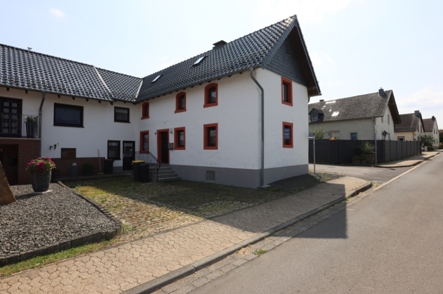 Hof - **RESERVIERT**Kuscheliges ehemaliges Bauernhaus mit Scheune und Garten Ripsdorf (2)