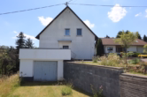 Giebelseite Garage - Gepflegtes Einfamilienhaus mit Garage, Balkon, Terrassen und Garten Deudesfeld (9)