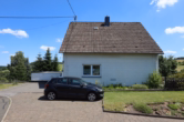 Straßenansicht - Gepflegtes Einfamilienhaus mit Garage, Balkon, Terrassen und Garten Deudesfeld (9)