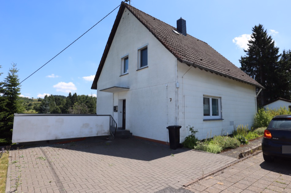 Gepflegtes Einfamilienhaus mit Garage, Balkon, Terrassen und Garten Deudesfeld (9)
