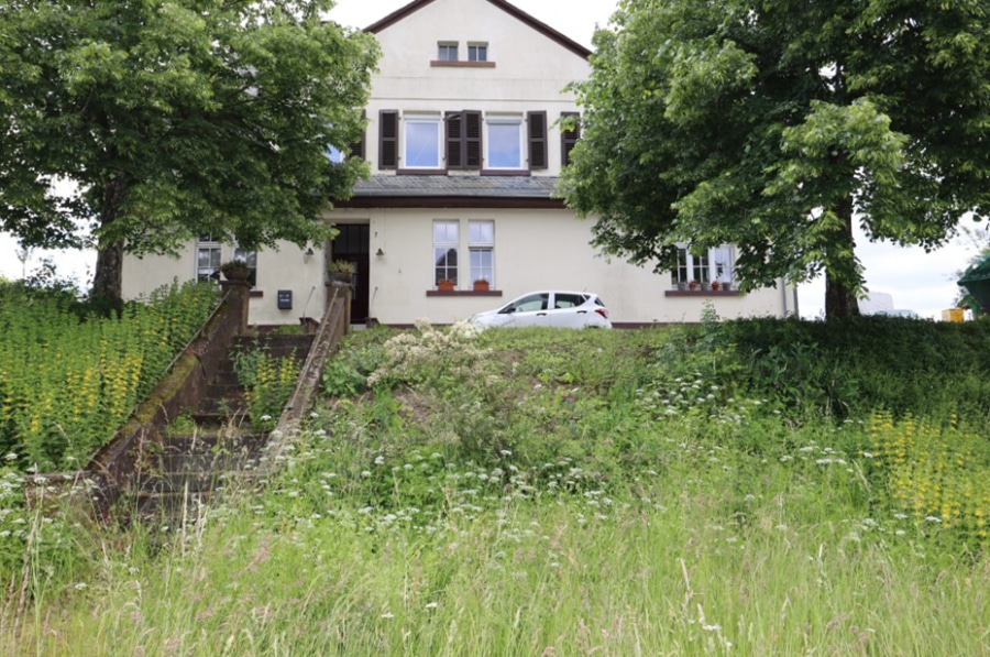 Straßenansicht - **VERKAUFT**Geräumiges Wohnhaus mit Fernblick, Betriebsgebäude und großem Grundstück Pantenburg (2)