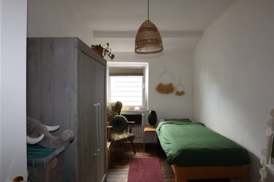 Schlafzimmer - **VERKAUFT**Geräumiges Wohnhaus mit Fernblick, Betriebsgebäude und großem Grundstück Pantenburg (2)