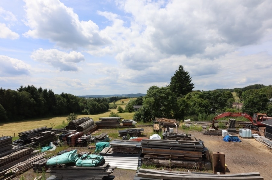 Aussicht - **VERKAUFT**Geräumiges Wohnhaus mit Fernblick, Betriebsgebäude und großem Grundstück Pantenburg (2)