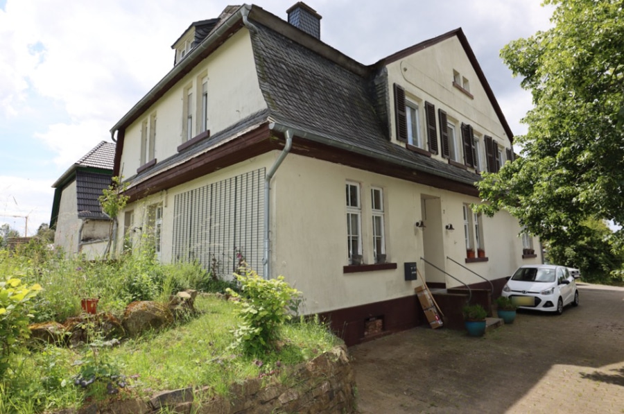 Straßenansicht - **VERKAUFT**Geräumiges Wohnhaus mit Fernblick, Betriebsgebäude und großem Grundstück Pantenburg (2)