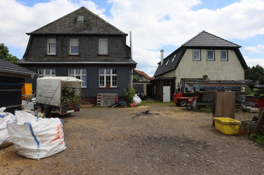 Hof - **VERKAUFT**Geräumiges Wohnhaus mit Fernblick, Betriebsgebäude und großem Grundstück Pantenburg (2)