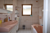 Bad - Gemütliches und renoviertes Einfamilienhaus mit Anbau, Garagen und großem Garten, Boxberg