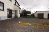 Hof / Eingang - Gemütliches und renoviertes Einfamilienhaus mit Anbau, Garagen und großem Garten, Boxberg