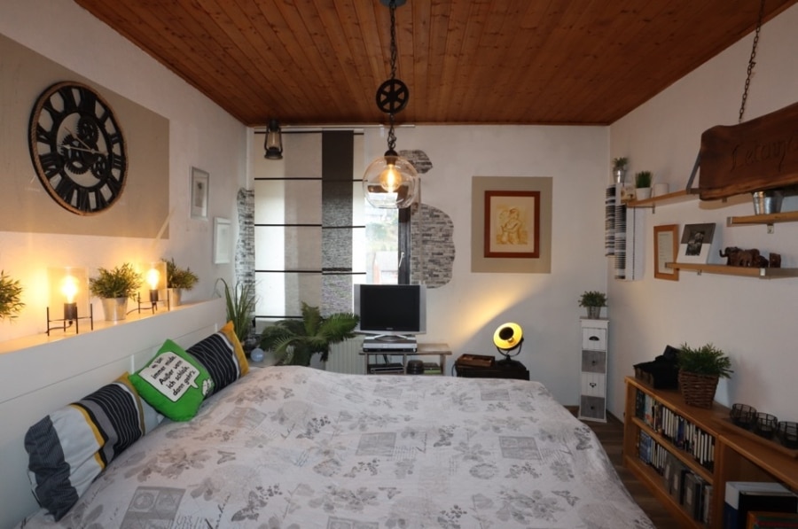 Schlafzimmer - **GERESERVEERD**Wonen waar anderen op vakantie gaan! Eengezinswoning met aanleunwoning, garage, extra bouwkavel en ruime tuin te Mehren (20)