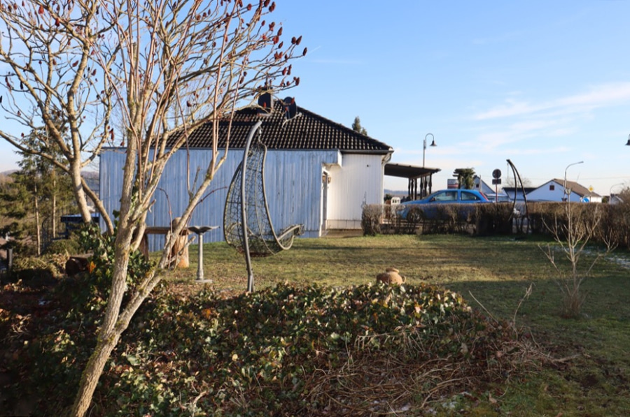 Seitenansicht - **GERESERVEERD**Wonen waar anderen op vakantie gaan! Eengezinswoning met aanleunwoning, garage, extra bouwkavel en ruime tuin te Mehren (20)