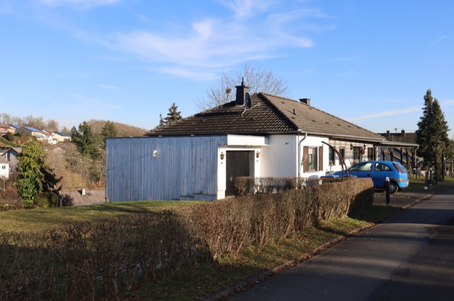 Nordwestansicht - **GERESERVEERD**Wonen waar anderen op vakantie gaan! Eengezinswoning met aanleunwoning, garage, extra bouwkavel en ruime tuin te Mehren (20)