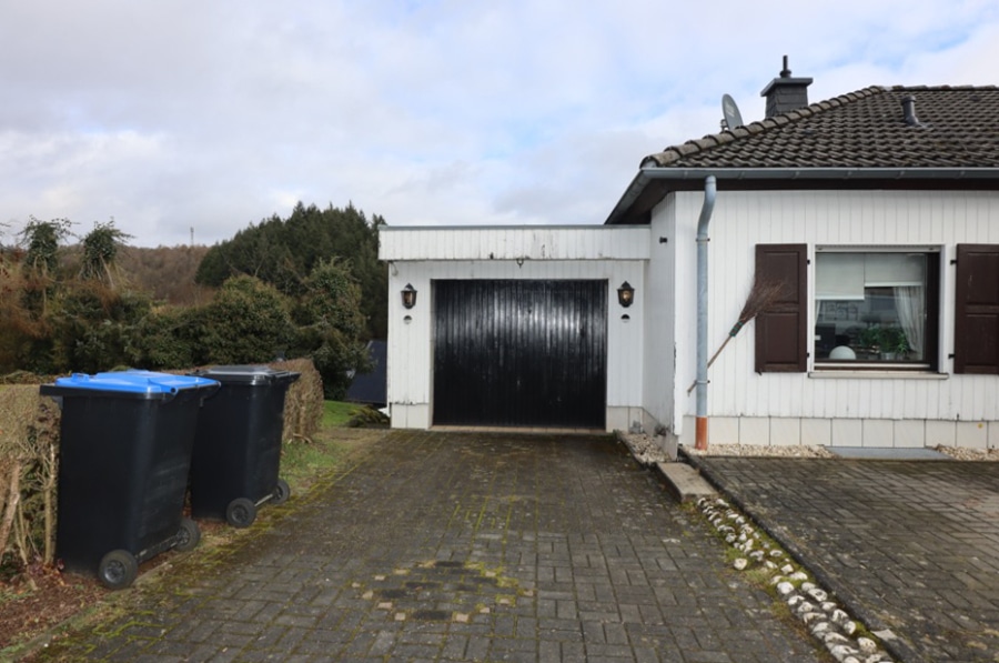 Garage - **GERESERVEERD**Wonen waar anderen op vakantie gaan! Eengezinswoning met aanleunwoning, garage, extra bouwkavel en ruime tuin te Mehren (20)