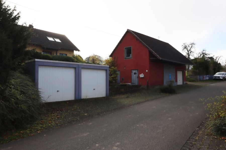 erschließende Straße - Mooie, grote, eengezinswoning met tuin, schuur met garage en dubbele garage, Üxheim-Leudersdorf (11)