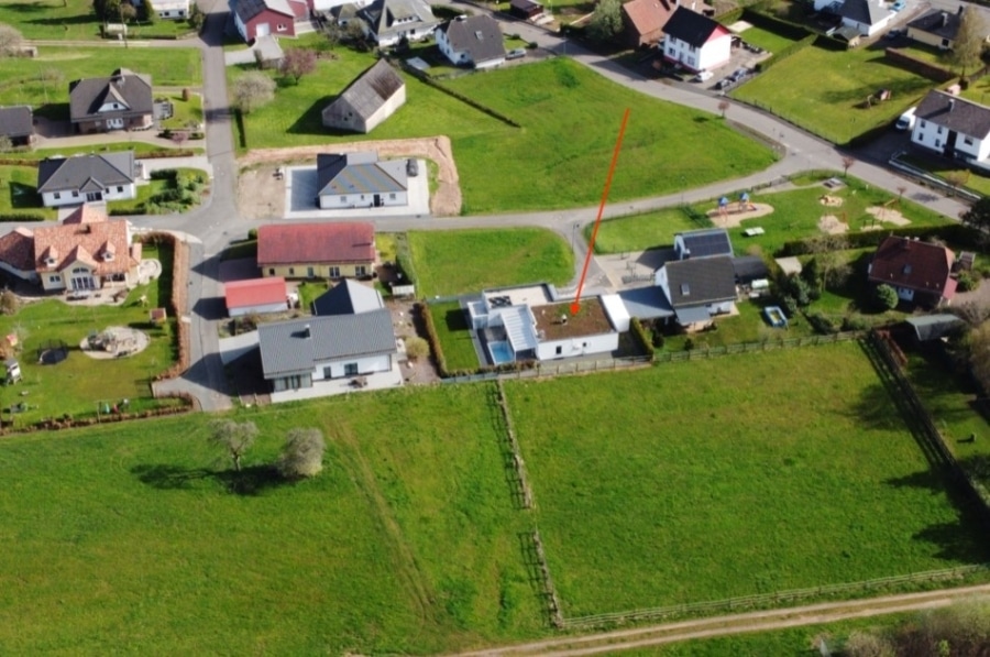 Rückansicht - Nieuw gebouwde bungalow met garage, carport, overdekt terras, buitenzwembad en onderhoudsvriendelijke tuin, gelegen op een rustige locatie aan de rand van het dorp Salm (10)