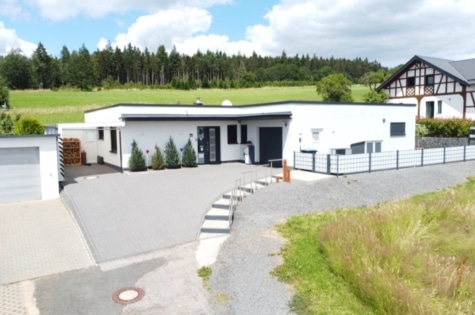 Nieuw gebouwde bungalow met garage, carport, overdekt terras, buitenzwembad en onderhoudsvriendelijke tuin, gelegen op een rustige locatie aan de rand van het dorp Salm (10), 54570 Salm, Haus