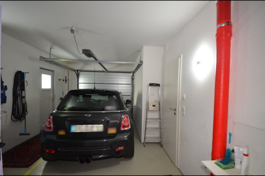 Garage - Nieuw gebouwde bungalow met garage, carport, overdekt terras, buitenzwembad en onderhoudsvriendelijke tuin, gelegen op een rustige locatie aan de rand van het dorp Salm (10)