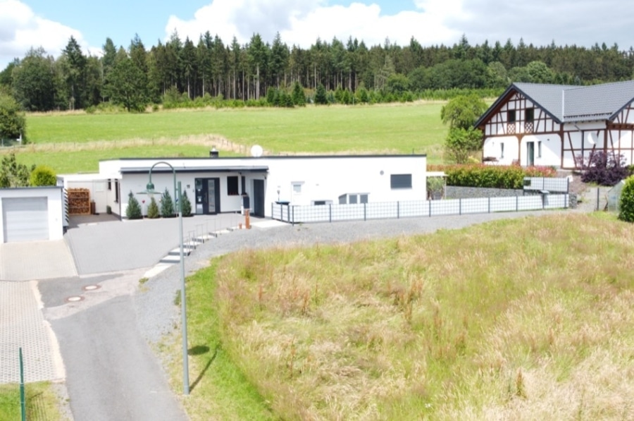 Zufahrt - Nieuw gebouwde bungalow met garage, carport, overdekt terras, buitenzwembad en onderhoudsvriendelijke tuin, gelegen op een rustige locatie aan de rand van het dorp Salm (10)