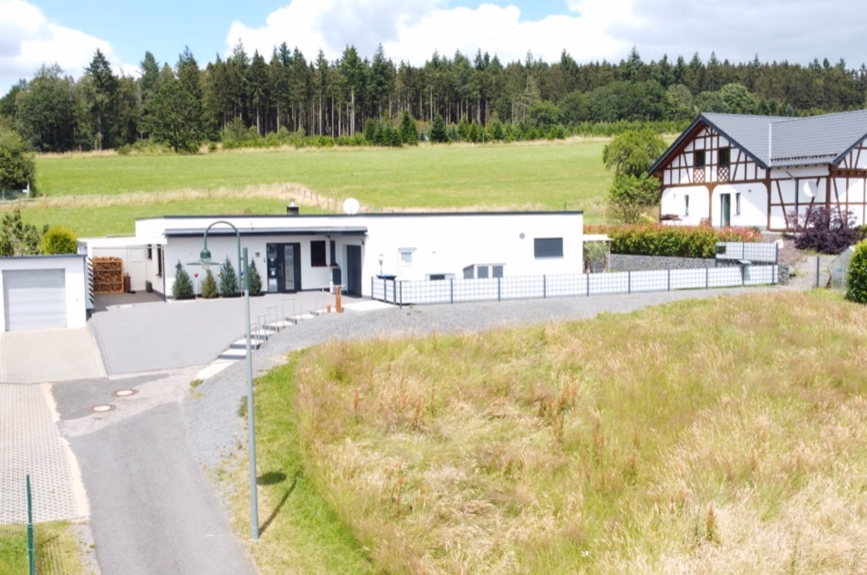 **VERKAUFT** Nähe Daun! Neuwertiger Bungalow (2022) mit Garage, Carport, überdachter Terrasse, Außenpool, Garten