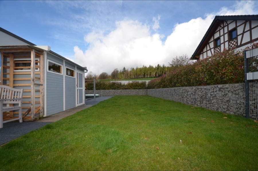 Garten - Nieuw gebouwde bungalow met garage, carport, overdekt terras, buitenzwembad en onderhoudsvriendelijke tuin, gelegen op een rustige locatie aan de rand van het dorp Salm (10)