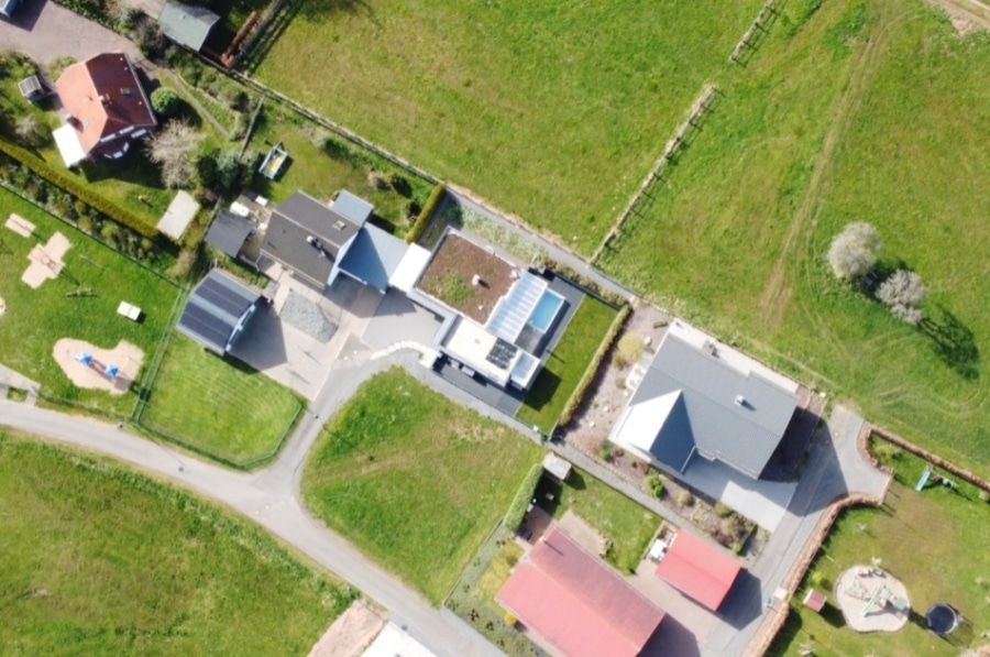 Luftbild - Nieuw gebouwde bungalow met garage, carport, overdekt terras, buitenzwembad en onderhoudsvriendelijke tuin, gelegen op een rustige locatie aan de rand van het dorp Salm (10)