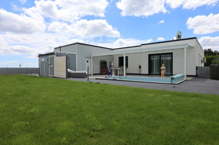 Rückansicht - Nieuw gebouwde bungalow met garage, carport, overdekt terras, buitenzwembad en onderhoudsvriendelijke tuin, gelegen op een rustige locatie aan de rand van het dorp Salm (10)