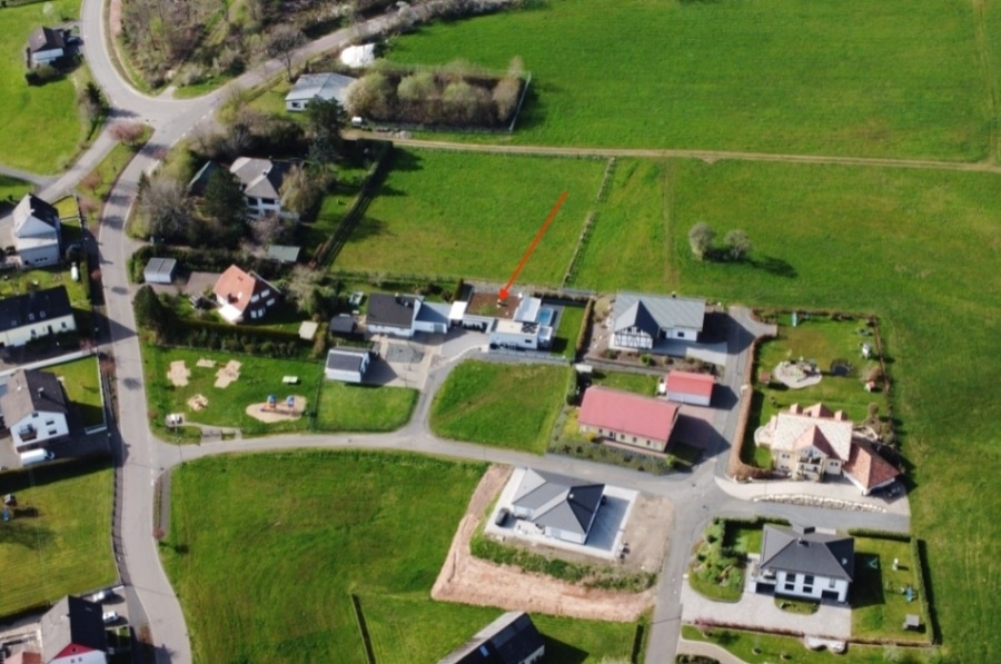 Nordansicht - Nieuw gebouwde bungalow met garage, carport, overdekt terras, buitenzwembad en onderhoudsvriendelijke tuin, gelegen op een rustige locatie aan de rand van het dorp Salm (10)