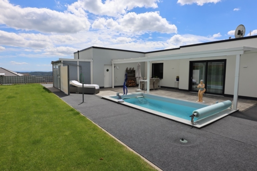 Freisitz Pool - Nieuw gebouwde bungalow met garage, carport, overdekt terras, buitenzwembad en onderhoudsvriendelijke tuin, gelegen op een rustige locatie aan de rand van het dorp Salm (10)