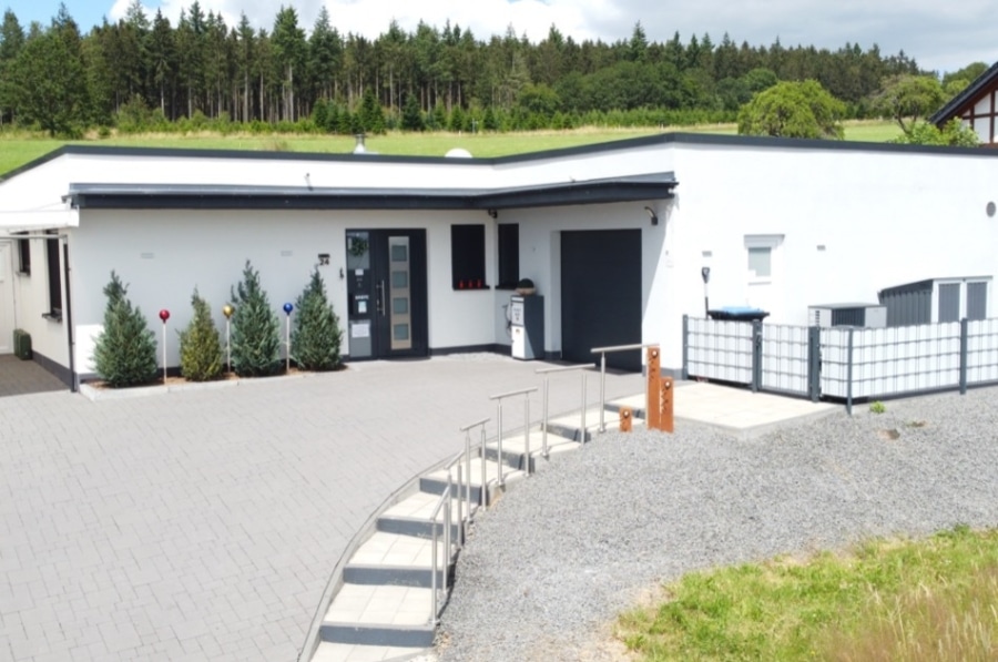 Hof / Eingang - Nieuw gebouwde bungalow met garage, carport, overdekt terras, buitenzwembad en onderhoudsvriendelijke tuin, gelegen op een rustige locatie aan de rand van het dorp Salm (10)