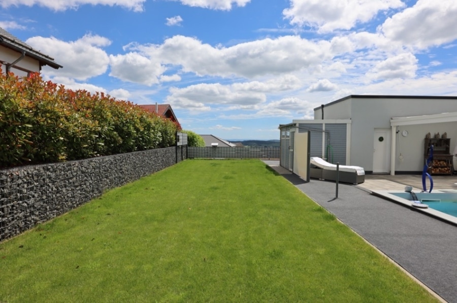 Garten - Nieuw gebouwde bungalow met garage, carport, overdekt terras, buitenzwembad en onderhoudsvriendelijke tuin, gelegen op een rustige locatie aan de rand van het dorp Salm (10)