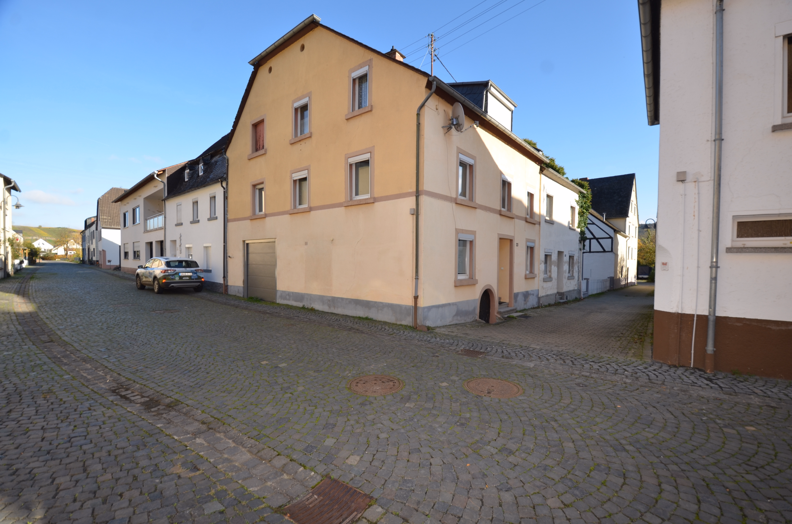 Massiv gebautes moseltypisches Einfamilienhaus mit Garage, Kesten