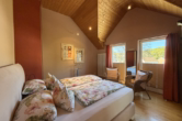 Schlafzimmer - Uitgebreid gerenoveerd historisch landhuis met separaat gastenverblijf, Niederehe (12)