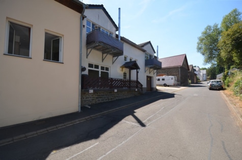 Geräumiges Wohnhaus mit zwei Mieteinheiten, Garage und Stellplätzen in Steffeln (10), 54597 Steffeln, Zweifamilienhaus